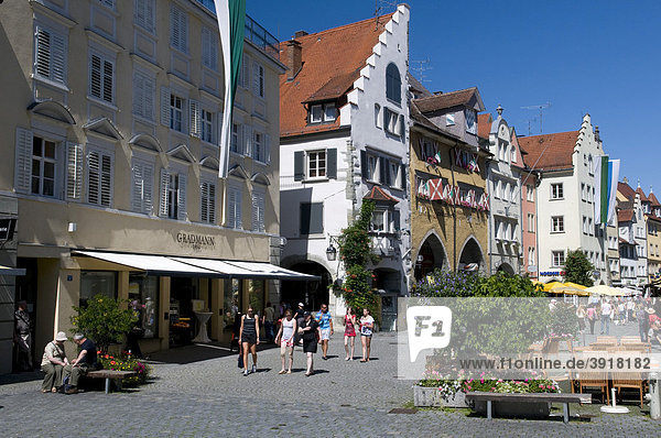 Einkaufsstraße Maximilianstraße in der Altstadt  Lindau  Bodensee  Bayern  Deutschland  Europa