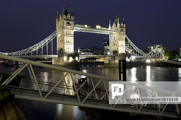 Tower Bridge und Themse bei Nacht  London  England  Großbritannien  Europa