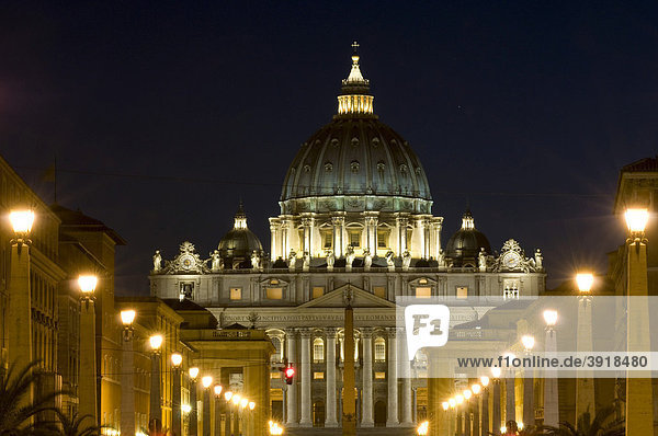 Peterskirche bei Nacht  Rom  Italien  Europa