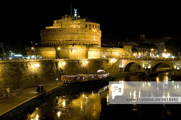 Engelsburg am Tiber  Nachtaufnahme  Rom  Italien  Europa