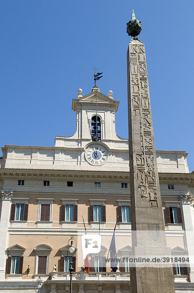 Obelisk und Palazzo di Montecitorio an der Piazza di Montecitorio  Rom  Italien  Europa