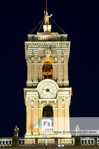 Turm des Senatorenpalast am Kapitol  Nachtaufnahme  Rom  Italien  Europa