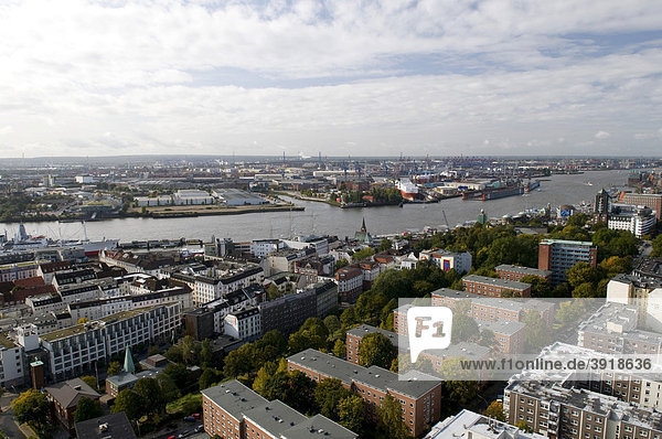 Ausblick vom Turm der St. Michaeliskirche Richtung Landungsbrücken und Hafen  Hamburg  Deutschland  Europa