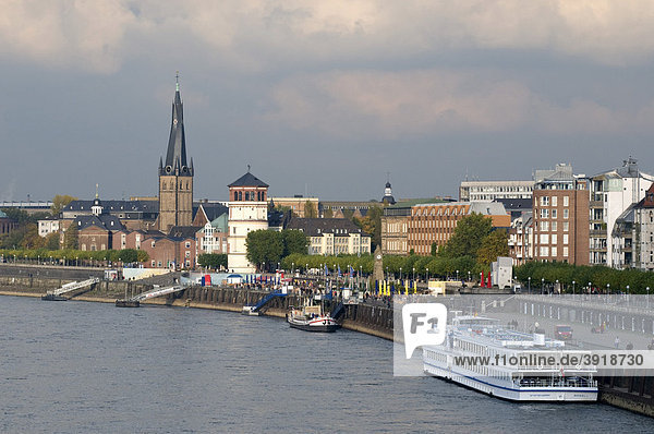 Rheinufer mit Lambertus-Basilika und Schlossturm  Landeshauptstadt Düsseldorf  Nordrhein-Westfalen  Deutschland  Europa