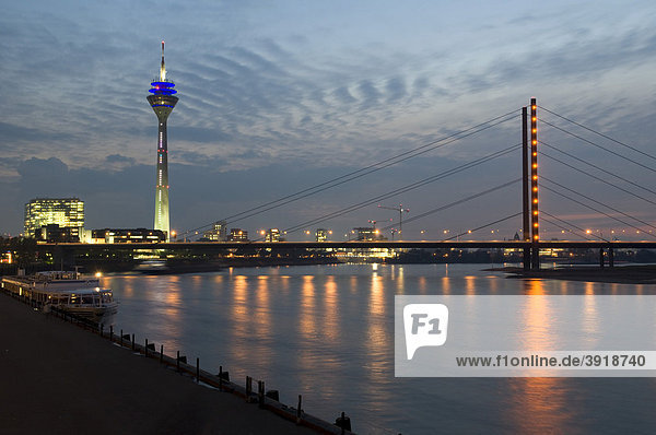 Stadttor  Rheinturm und Rheinkniebrücke am Abend  Landeshauptstadt Düsseldorf  Nordrhein-Westfalen  Deutschland  Europa