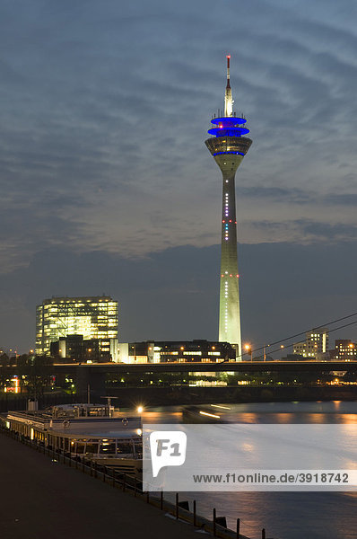 Stadttor und Rheinturm am Abend  Landeshauptstadt Düsseldorf  Nordrhein-Westfalen  Deutschland  Europa