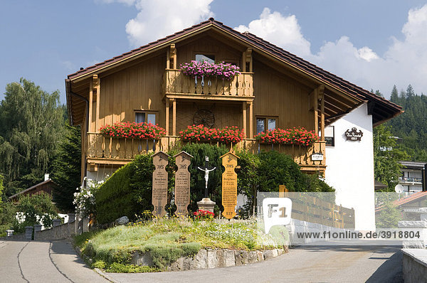 Typisch bayerisches Haus mit Totenbrettern  Bodenmais  Bayerischer Wald  Bayern  Deutschland  Europa
