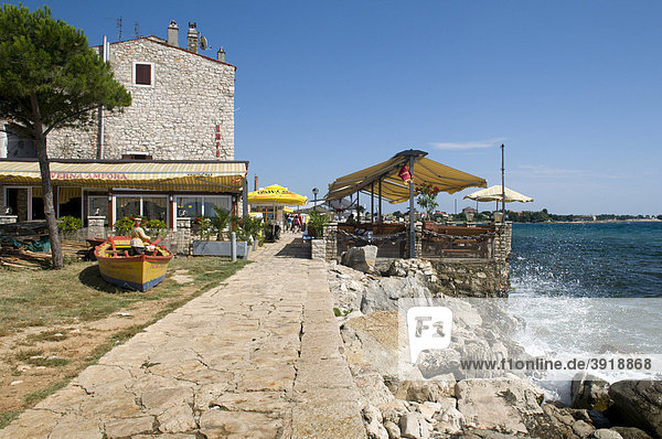 Hafenrestaurant an der Küste  Porec  Istrien  Kroatien  Europa