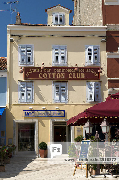CafÈ und Restaurant in der Altstadt von Porec  Istrien  Kroatien  Europa