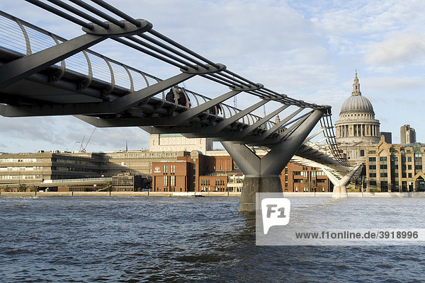 Millennium Bridge und St. Paul's Cathedral  London  England  Großbritannien  Europa