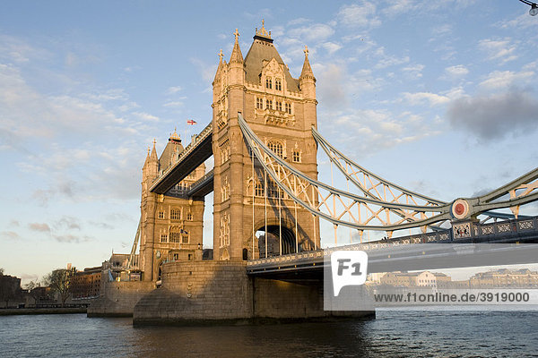 Tower Bridge über der Themse  London  England  Großbritannien  Europa