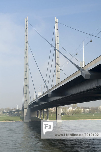 Rheinkniebrücke  Landeshauptstadt Düsseldorf  Nordrhein-Westfalen  Deutschland  Europa
