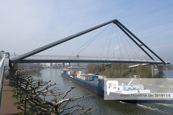 Fußgängerbrücke und Frachtschiff am Rhein  Medienhafen  Landeshauptstadt Düsseldorf  Nordrhein-Westfalen  Deutschland  Europa