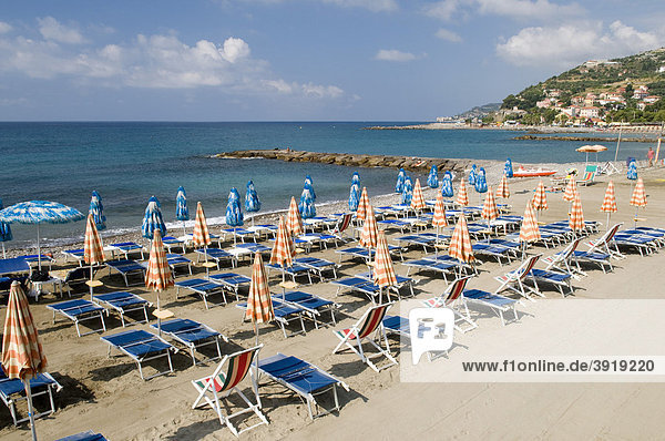 Liegestühle am Strand von Porto Maurizio  Imperia  Riviera  Ligurien  Italien  Europa