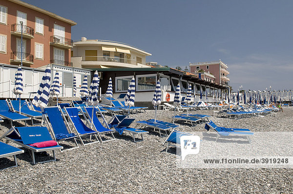 Liegestühle am Kiesstrand  Bordighera  Riviera  Ligurien  Italien  Europa