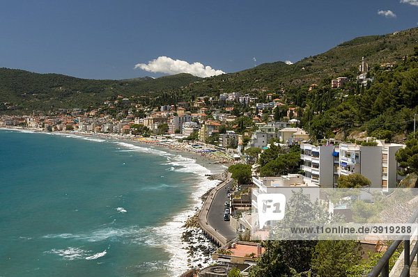 Ortsansicht mit Küste  Alassio  Italienische Riviera  Ligurien  Italien  Europa
