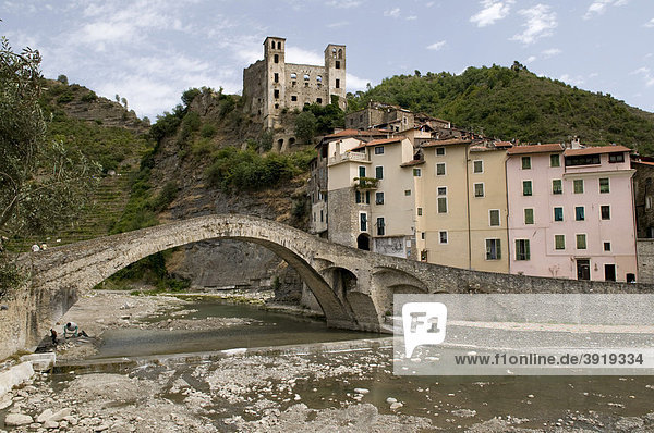 Mittelalterliche Bogenbrücke und Castello Doria in der Altstadt  Bergdorf Dolceacqua  Nervia-Tal  Riviera  Ligurien  Italien  Europa