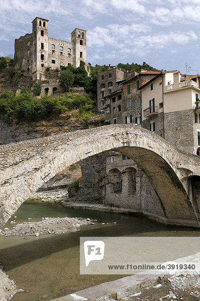 Bogenbrücke und Castello Doria  Bergdorf Dolceacqua im Nervia-Tal  Riviera  Ligurien  Italien  Europa