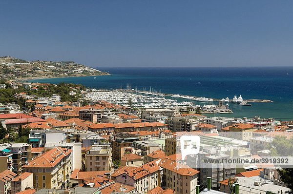Ausblick auf den Ort und Hafen  San Remo  Riviera  Ligurien  Italien  Europa