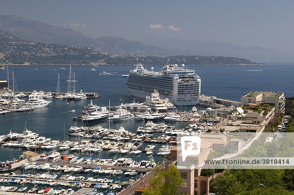 Ausblick auf den Hafen mit Kreuzfahrtschiff Ruby Princess  Monte Carlo  Cote d'Azur  Monaco  Europa