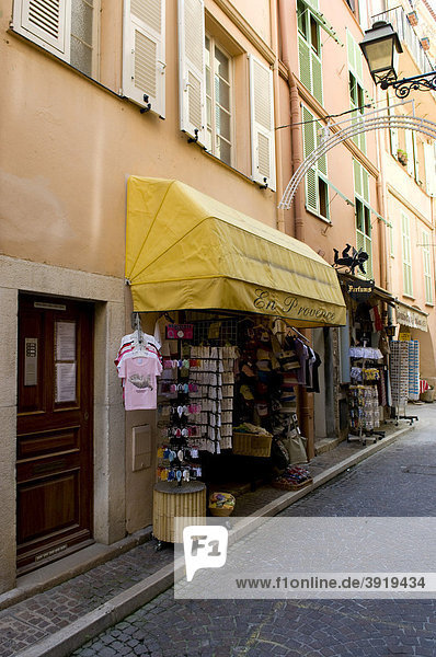Gasse und Geschäft in der Altstadt  Monte Carlo  Cote d'Azur  Monaco  Europa