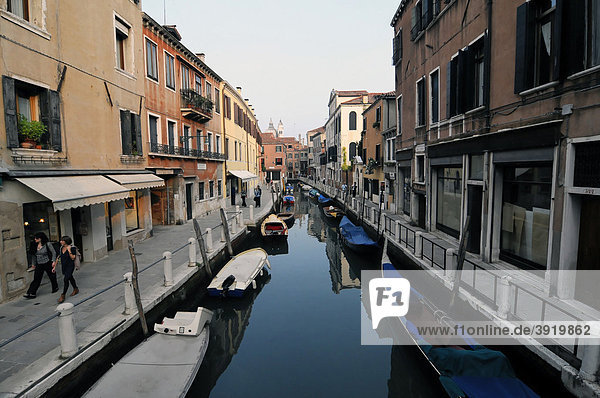 Canal mit Häuserfront im Bereich Zattere  Venedig  Venetien  Italien  Europa