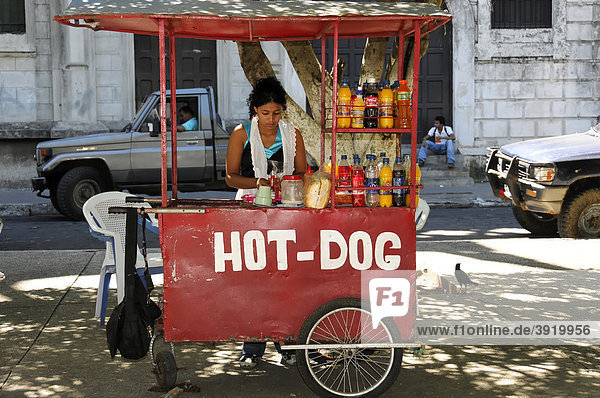 Hot Dog Verkäuferin  Leon  Nicaragua  Zentralamerika
