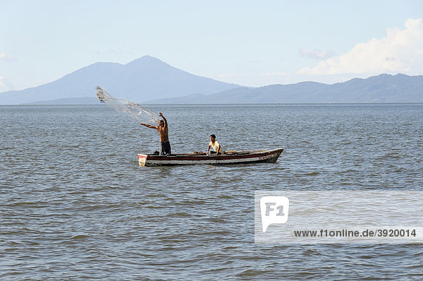 Fischer im Boot bei San Jorge  Nicaragua See  hinten die Insel Ometepe  Nicaragua  Zentralamerika