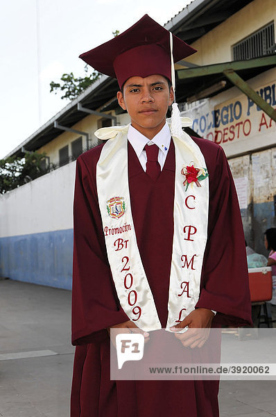 Junger Mann nach bestandenem Abitur  kurz vor der großen Abi-Feier  Leon  Nicaragua  Zentralamerika
