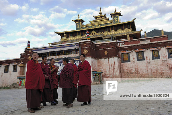 Junge Mönche vor dem Kloster Samye  Tibet  China  Asien