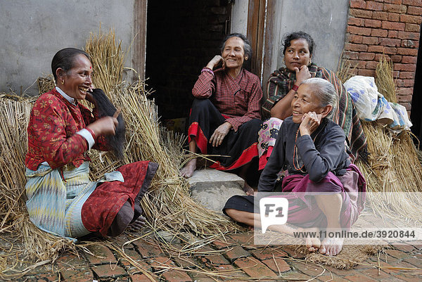 Sitzende Frauen  Reisstroh  Bhaktapur  Kathmandutal  Nepal  Asien