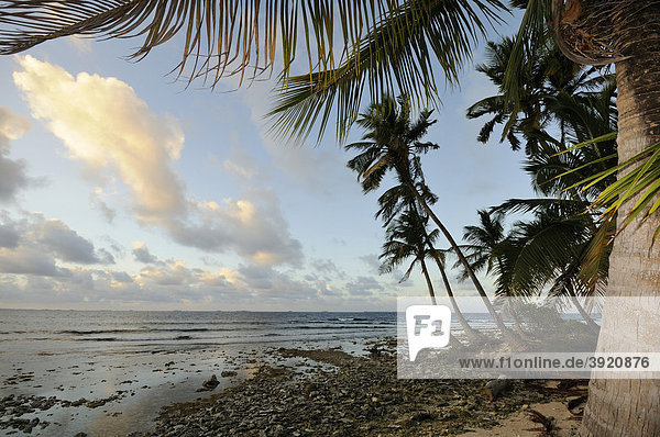 Sonnenuntergang am Korallenstrand nahe Isla MorÛn  San Blas Archipel  Karibik  Karibische See  Panama  Mittelamerika