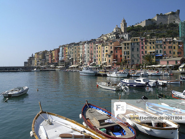 Portovenere  Hafen und Altstadt am Meer  Bucht von La Spezia  Cinque Terre  Riviera  Ligurien  Italien  Europa