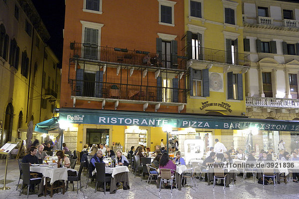 Nightlife  restaurants on the Piazza Bra  Verona  Veneto  Italy  Europe