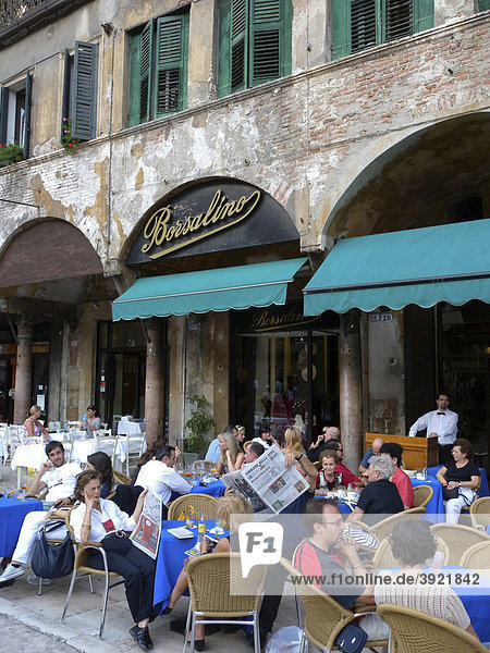 Straßencafe  Restaurant auf der Piazza Erbe  Verona  Venetien  Veneto  Italien  Europa