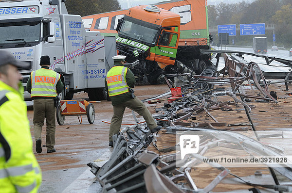 Schwerer LKW-Verkehrsunfall auf der A 8  Leonberg  Baden-Württemberg  Deutschland  Europa