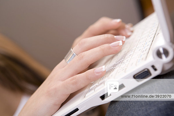 Detail von Händen auf Laptop-Tastatur
