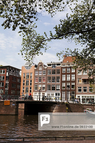 Hohe Giebelhäuser  Brücke und Kanal  Amsterdam  Holland  Niederlande  Europa