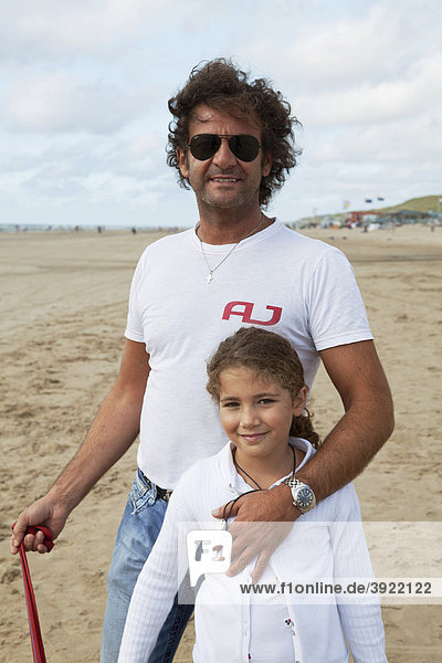 Vater und Tochter an der Nordseeküste  Egmond aan Zee  Nord-Holland  Nordsee  Niederlande  Europa