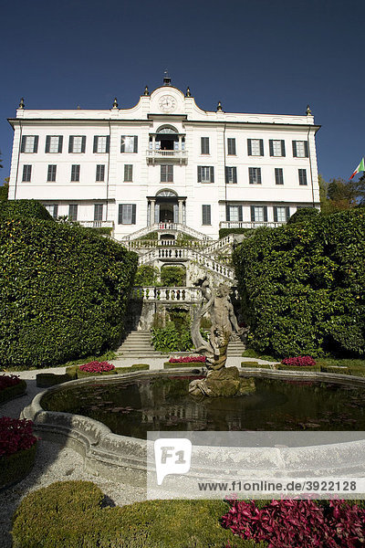Frontseite mit Garten und Brunnen mit Blick auf den Comer See  Villa Carlotta  Comer See  Tremezzo  Italien  Europa