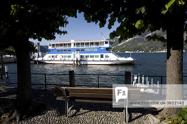 Fähre am Comer See transportiert Touristen und Autos nach Bellagio  Como  Italien  Europa