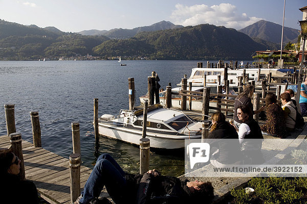 Orta San Giulio  Lago d'Orta  Motorboote legen zur Insel San Giulio ab  Pilgerort  Novara  Piemont  Italien  Europa