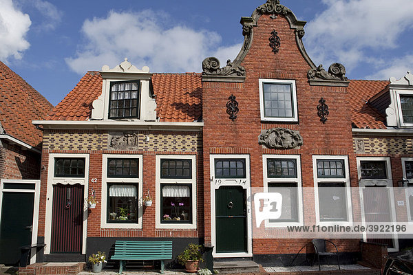 Antike Hausfassade aus rotem Backstein  mittelalterliches Dorf Edam  Holland  Niederlande  Europa