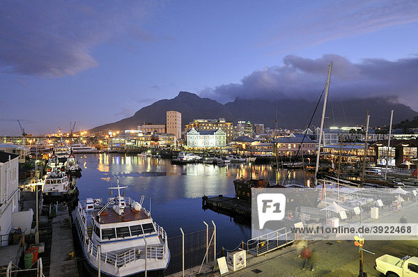 Blick auf die Waterkant bei Nacht mit Tafelberg  V & A Waterfront  Kapstadt  Südafrika  Afrika