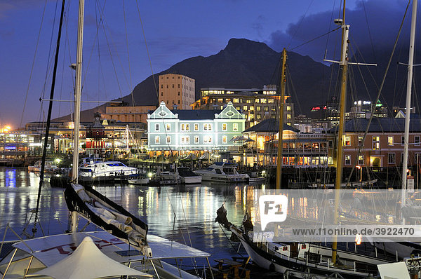 Blick auf die Waterkant bei Nacht  V & A Waterfront  Kapstadt  Südafrika  Afrika