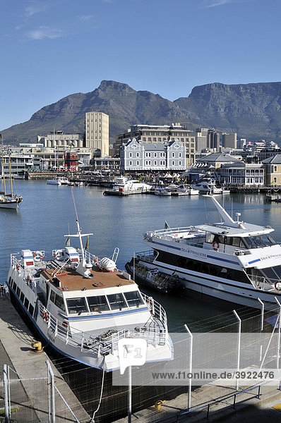 Blick auf die V & A Waterfront und Tafelberg  Kapstadt  Südafrika  Afrika