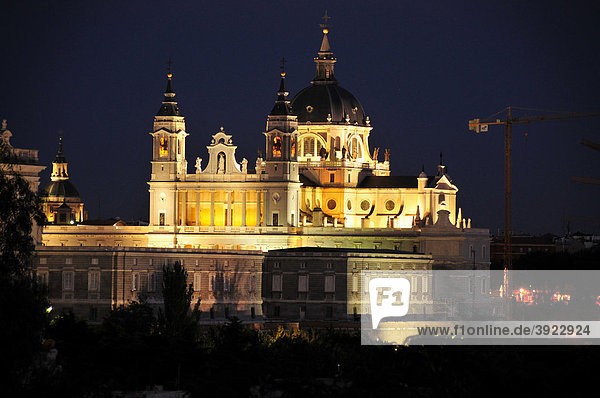 Königspalast  palacio real  und Catedral Nuestra SeÒora de la Almuneda  Kathedrale  bei Nacht  Madrid  Spanien  Iberische Halbinsel  Europa