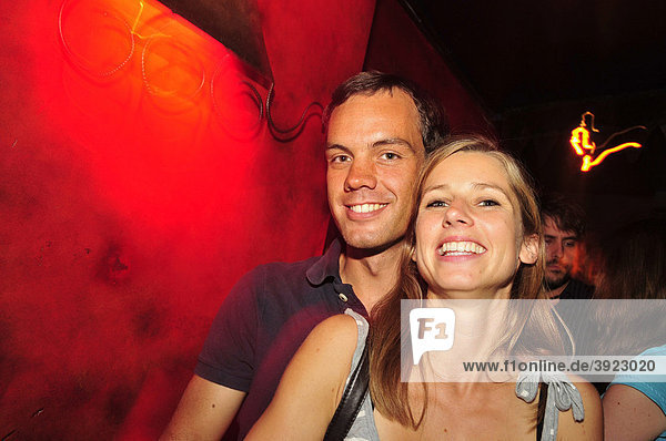 Junges Paar in einem Nachtklub  Nachtleben  Madrid  Spanien  Iberische Halbinsel  Europa