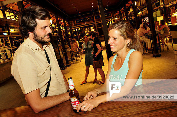 Junges Paar in der Bar QuÈ bonito es Panam· im Mercado de la Reina  Gran VÌa  Nachtleben  Madrid  Spanien  Iberische Halbinsel  Europa