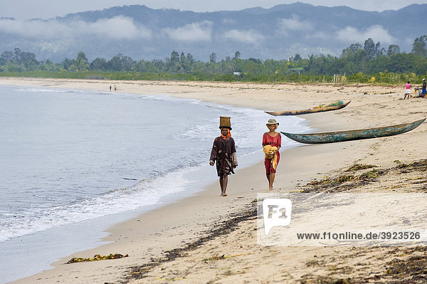 Women coming back from a fishing trip  Antongil Bay  Maroantsetra  Madagascar  Africa